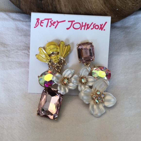 Betsey Johnson Gold Tone Yellow Bee & White Flower Mismatch Drop Earrings NWT - Picture 3 of 11